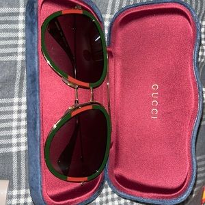 Ladies Authentic Gucci Sunglasses. ***missing lens screw”